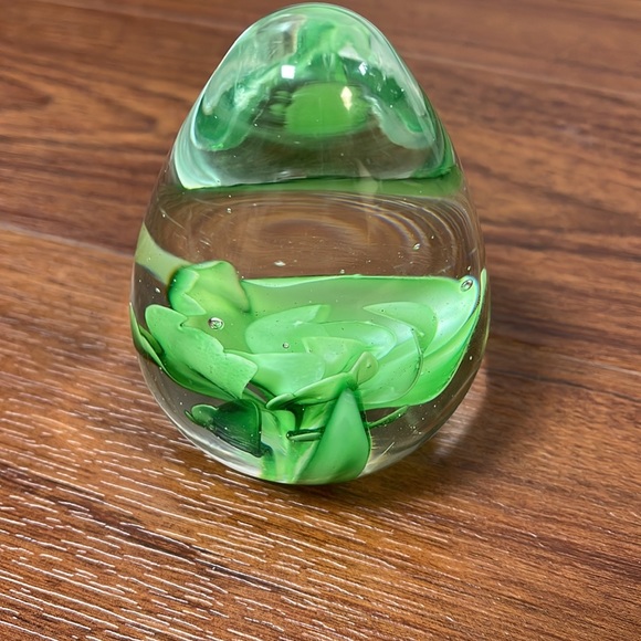 Hand Blown Glass Egg Shaped Paper Weight Green Flower - Picture 3 of 17